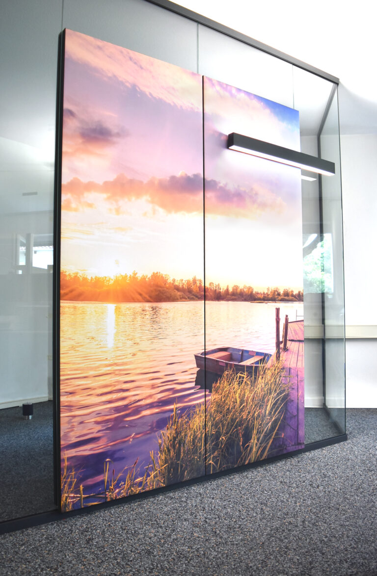 PreGlass Glas Trennwand Raum in Raum System mit Schallabsorber Wand mit Motivdruck für Schallschutz im Büro