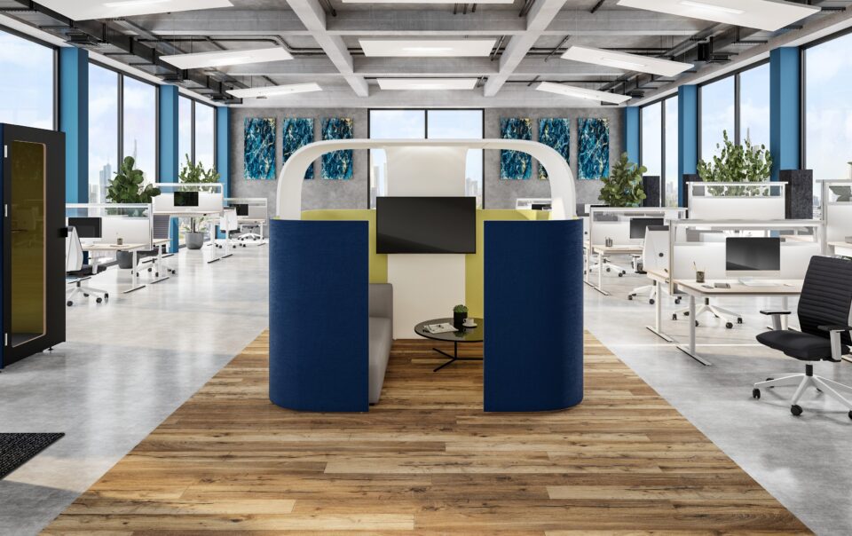 Modernes Open Space Büro mit Mittelzone, Telefonzelle, Schreibtischtrennwand, Schallabsorber Decke und Schallabsorber Wand um Raumakustik zu verbessern