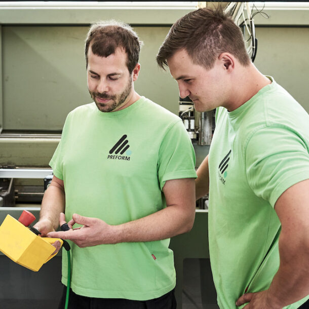 Mitarbeiter in der Produktion von Akustikmaterial