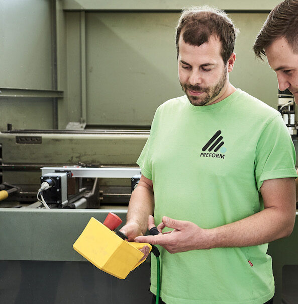 Mitarbeiter in der Produktion von Akustikmaterial