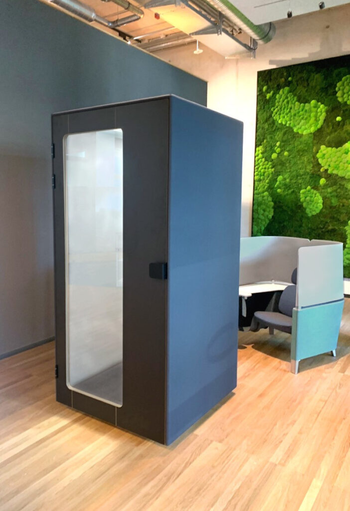 Blaue Telefonbox Büro Preform Pod im Industrial Style