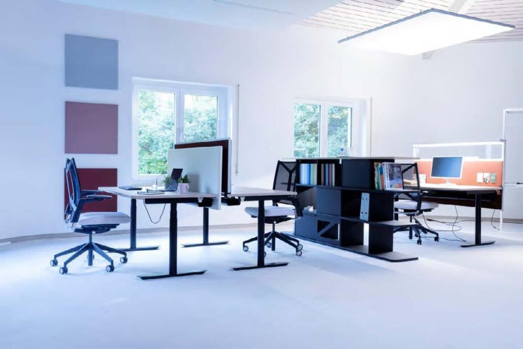Schallschutz Büro mit Schreibtisch Trennwand, Schallabsorber Wand und Akustik Deckensegel