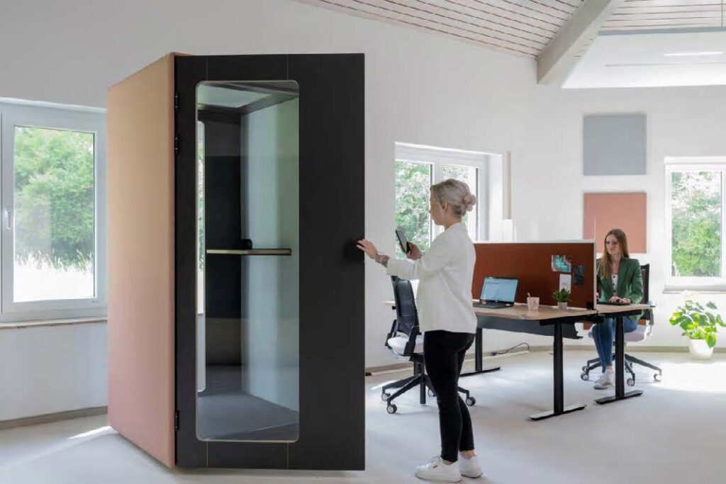 Schallschutz Büro mit Telefonbox rosa