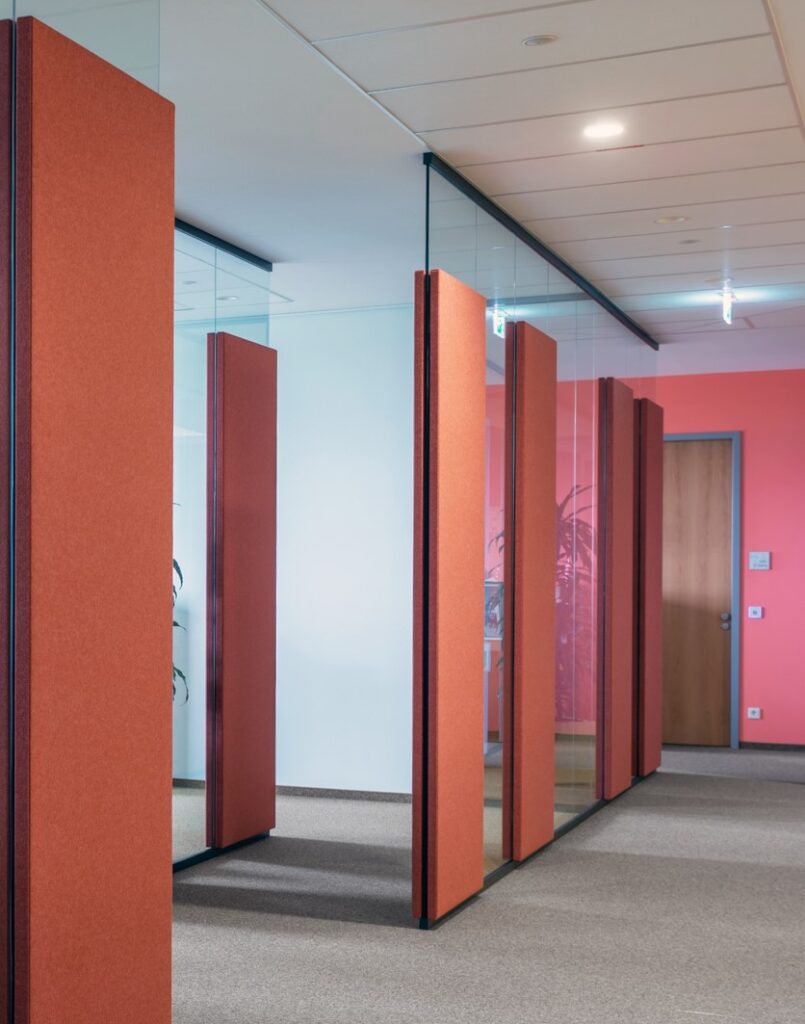 Akustik Trennwand mit Schallabsorber Wand in rot für bessere Raumakustik im Büro