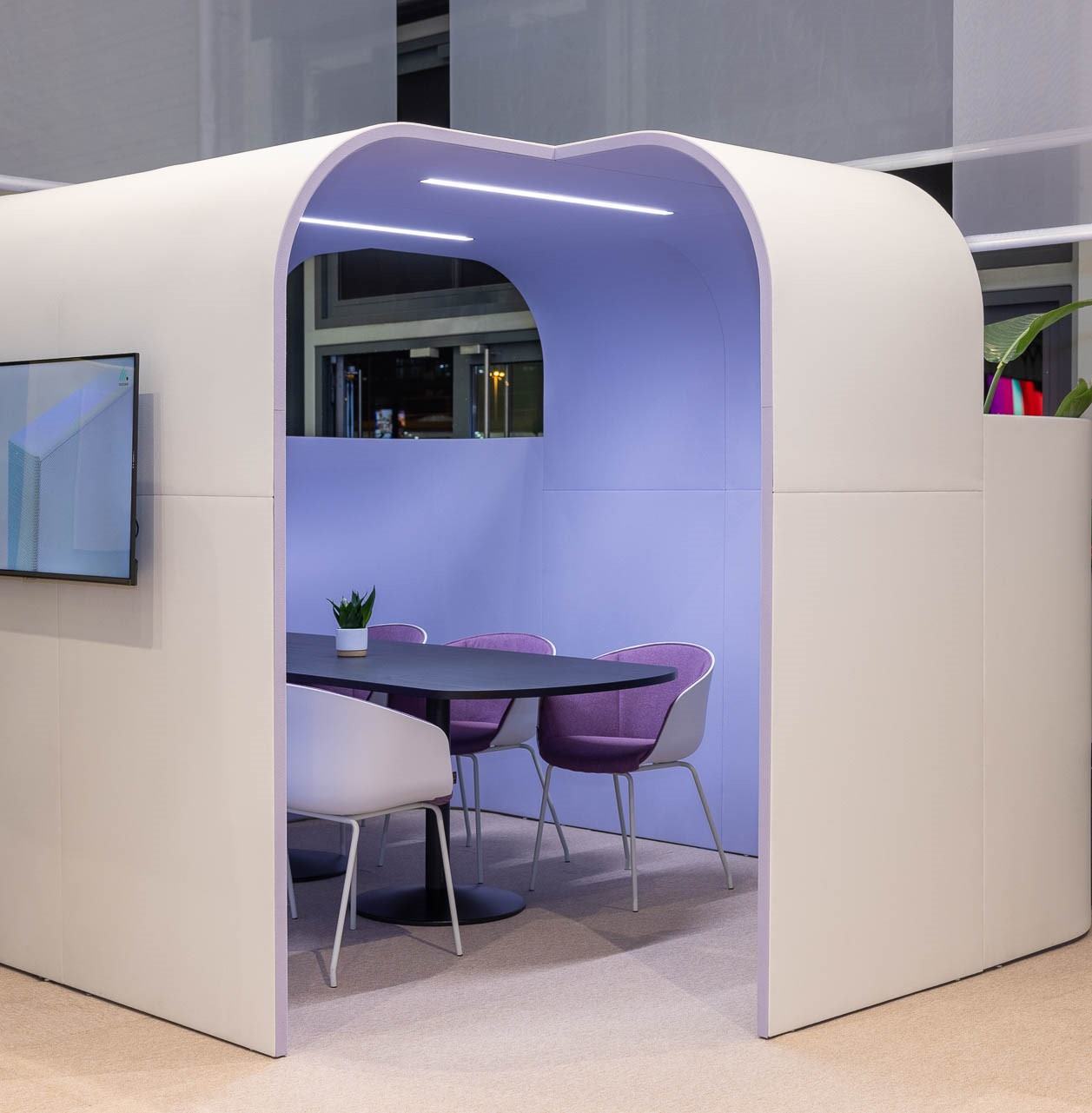 Besprechungsmöbel von Schaffenburg Office Furniture in der Prespace Discreto