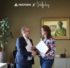 Geschäftsführer Klaus Schalk und Marieke Wijnbergen als Operations Director beim Vertrag abschließen