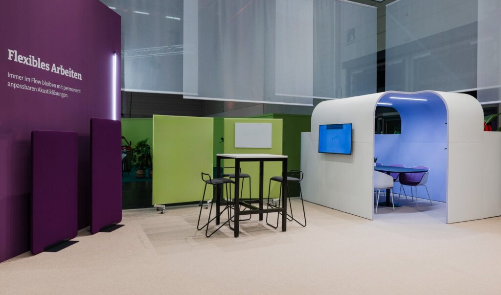 Mobile Stellwände mit Rollen und Whiteboard und Pflanzen