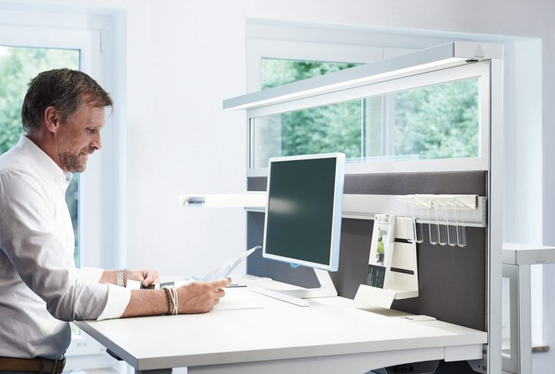 Schallschutz am Schreibtisch mit Schreibtischtrennwand und integrierter Arbeitsplatzbeleuchtung