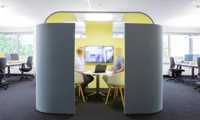 Besprechung in offener Meetingbox als Raum-in-Raum-System im Kommunikationsbereich
