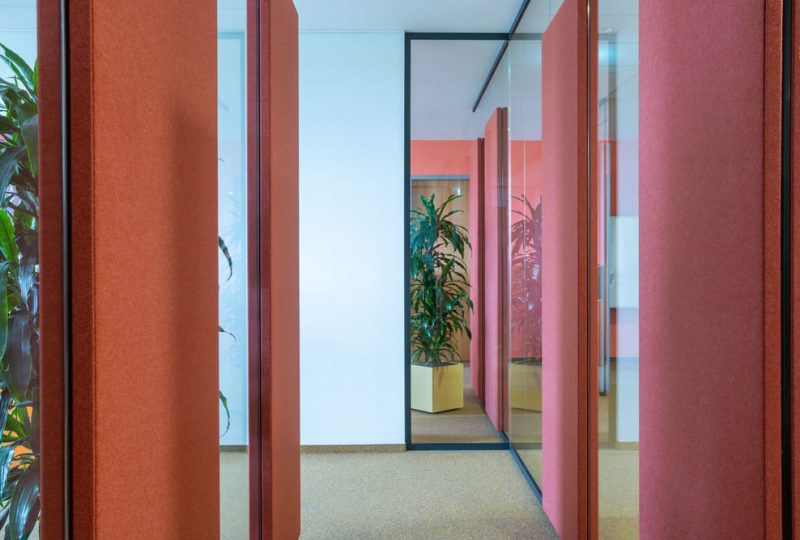 Glas Trennwand für Schallschutz im Büro