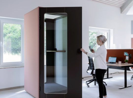 Telefonbox Büro mit Rollen in rosa für verbesserte Raumakustik