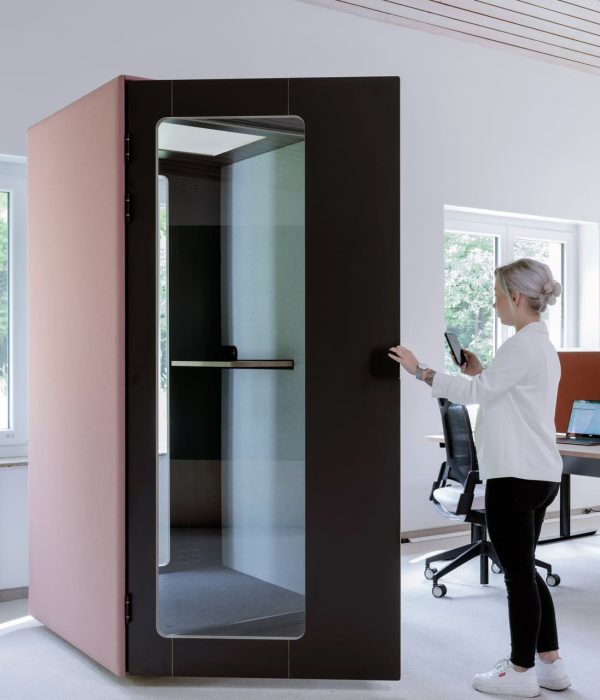 Telefonbox Büro mit Rollen in rosa für verbesserte Raumakustik