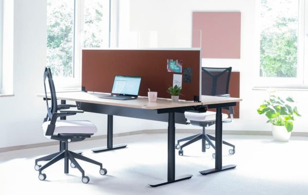 PREFORM-Tischaufsatzwand-Doppelarbeitsplatz-Decato-Modul-rot-e1671807760772.jpg