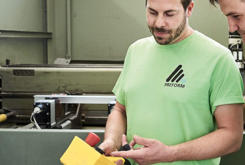Mitarbeiter in der Produktion von Akustikmaterial