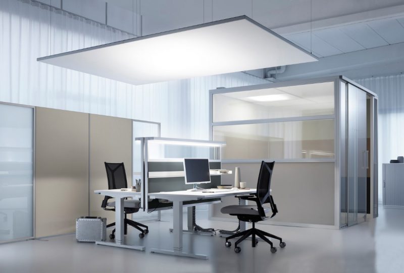 Schallschutz im Großraumbüro mit zusätzlicher Arbeitsplatzbeleuchtung