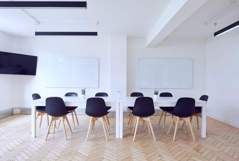 Schlechte Akustik im Büro bei Besprechungen - Raumakustik verbessern