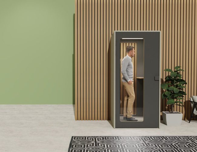 Telefonbox Büro in modernem Raum mit Holzakzenten für Raumakustik verbessern
