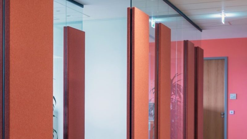 Akustik Trennwand mit Schallabsorber Wand in rot für bessere Raumakustik im Büro