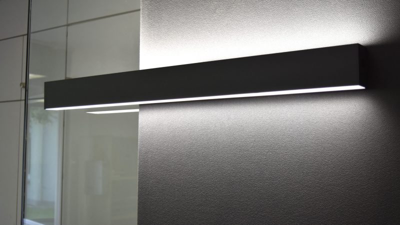 Kombination aus Schallabsorber Wand in anthrazit mit Beleuchtung mit PreGlass Trennwandsystem