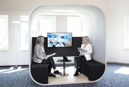 Zwei Personen kommunizieren in akustisch wirksamer Raum in Raum Lösung Prespace Tube