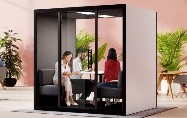 Meetingbox Büro Besprechung mit vier Personen