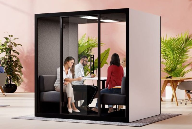 Meetingbox Büro Besprechung mit vier Personen